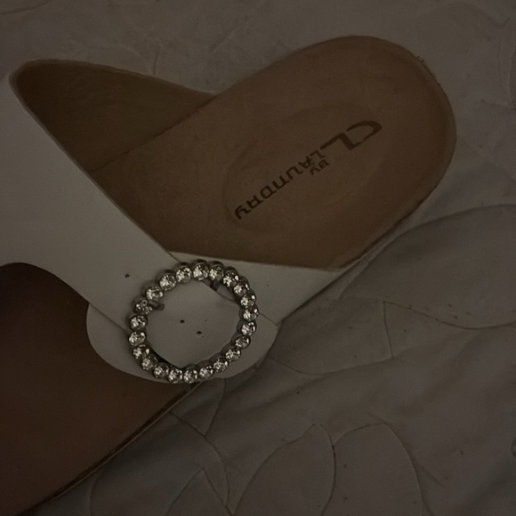 Woman’s white sandal size 8 - Picture 3 of 4